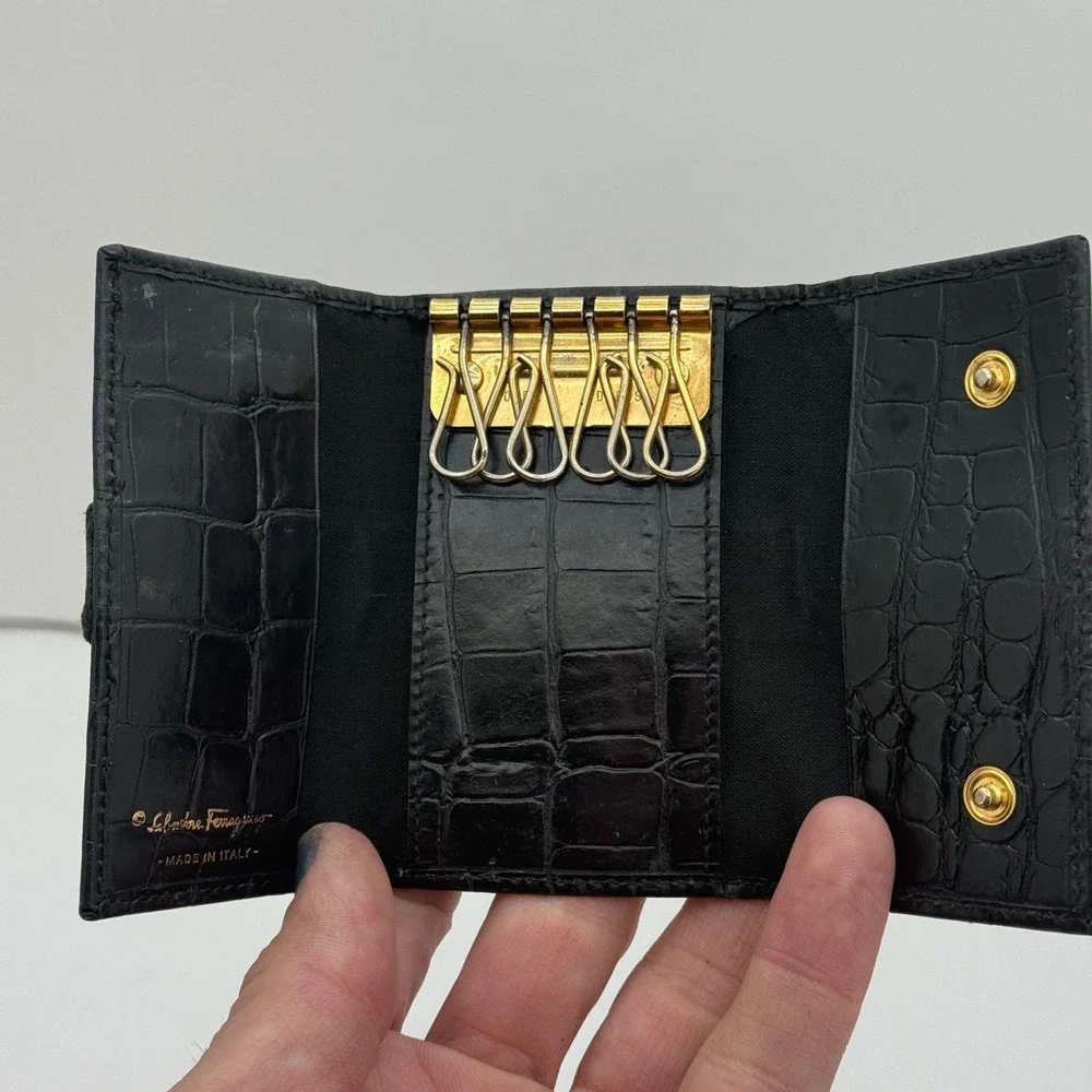 Salvatore Ferragamo Black Croc Embossed Leather Vara Bow 6‎ Hook Key Case Italy